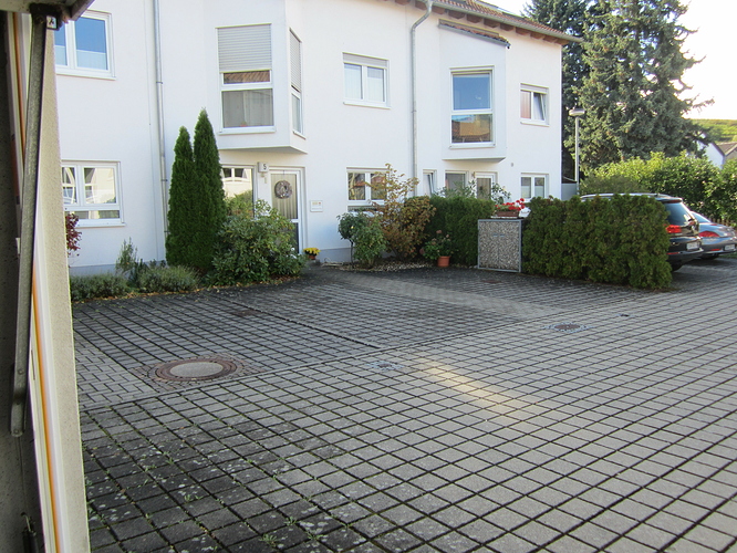 Parkplätz vor dem Haus (1)