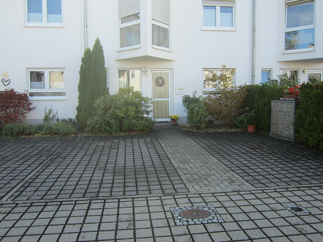 Parkplätz vor dem Haus (2)